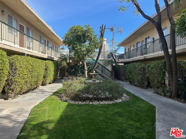 Foto del edificio - 10540 Balboa Blvd