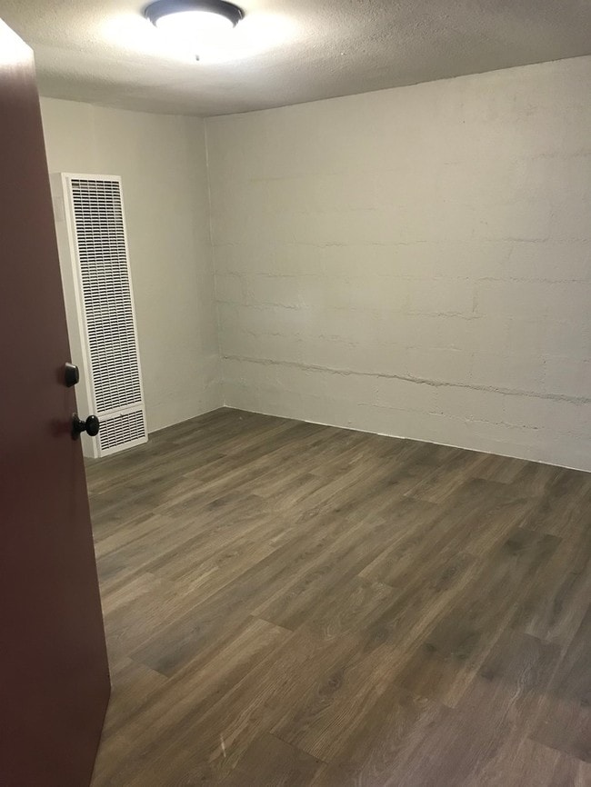 Building Photo - Nice 2 bedrooms 1 bath duplex