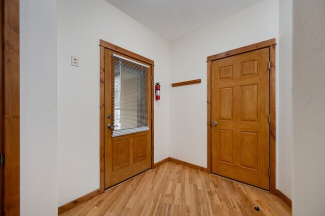 Building Photo - 3 Bedroom, 2 Bath Condo