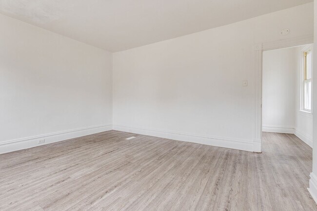 Foto del edificio - Available APRIL 2026 - Spacious 3 Bedroom Apartment in the Heart of Mt Oliver!