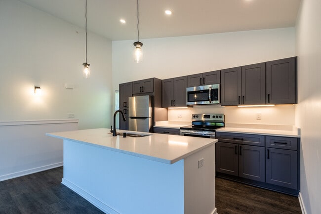 Building Photo - 1920 Edwards St