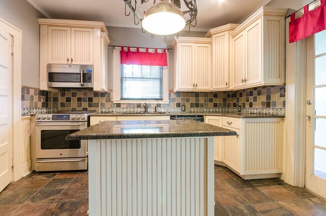 Foto del edificio - CHARMING BELMONT BUNGALOW IN UPTOWN BELMONT