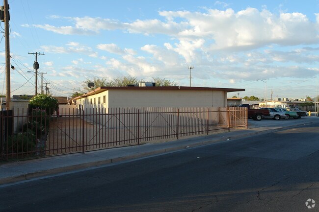 Foto del edificio - 2524 McCarran St