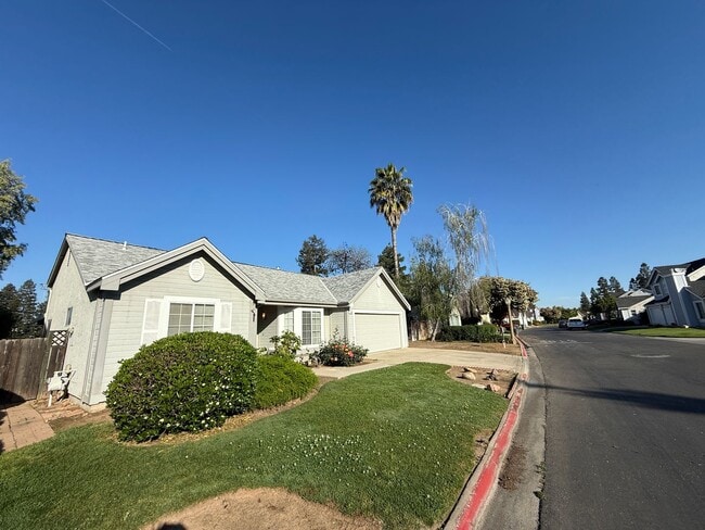 Building Photo - 2 bedroom, 2-bathroom home plus den/office in Fresno, CA!