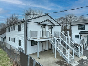 Building Photo - 571 Center St