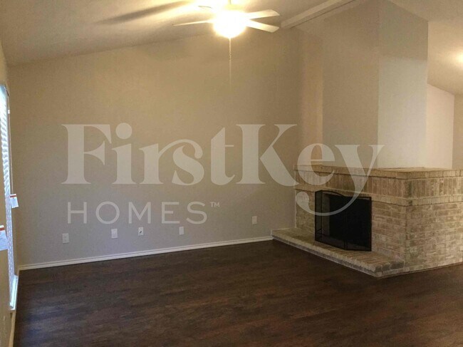 Building Photo - 717 Redbud Dr