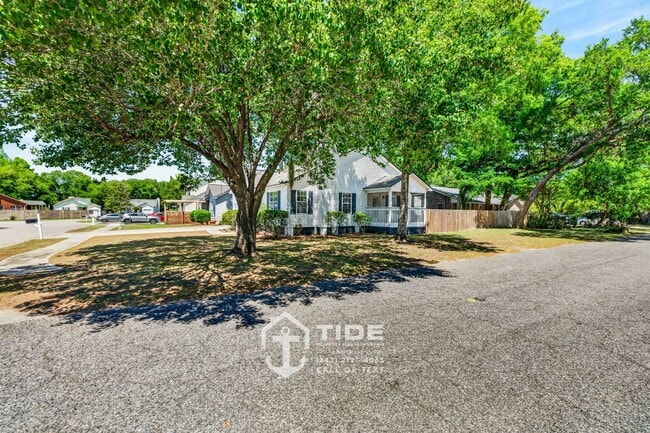 Building Photo - Modern Living in the Heart of West Ashley