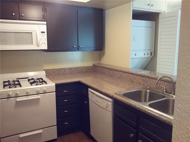 Foto del edificio - 987 E Del Mar Blvd