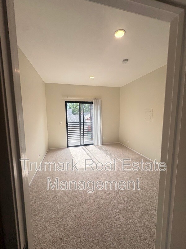 Foto del edificio - 701 N Hollywood Way