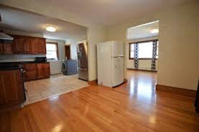 Building Photo - Single-Family House in Oak Sq. Eat-in Kitc...
