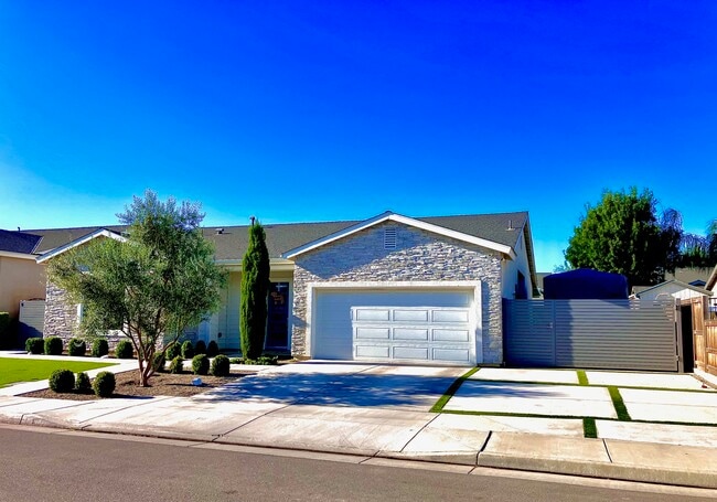 Building Photo - 9207 Manor Forest Ln