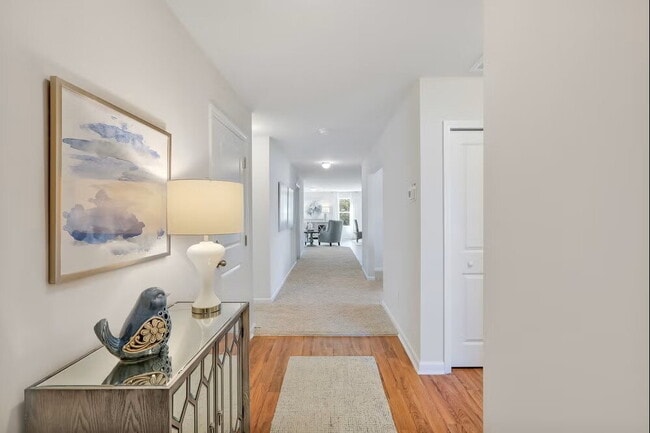 Building Photo - *** Promotion -- Sign lease by January 31 and receive $1000 off first months rent!!  Modern Comfo...