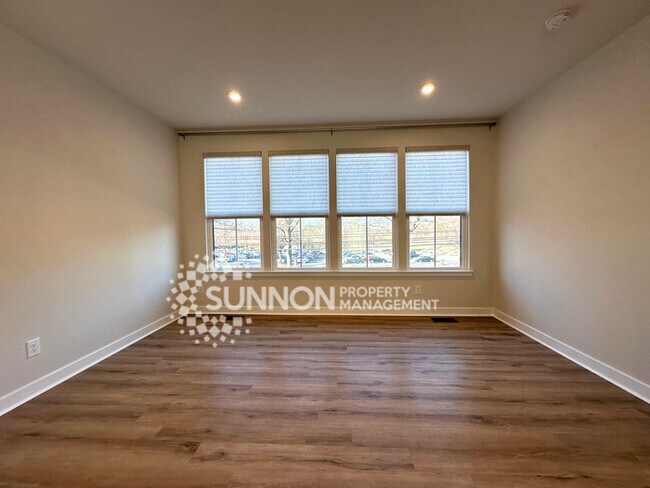 Foto del edificio - 3 Bedroom Townhome Located in Wendover Green