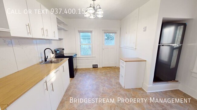Building Photo - Cozy, updated 3 BR, 1.5 BA half double wit...