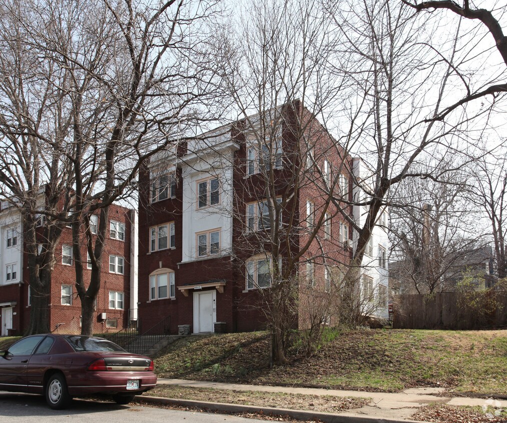 Primary Photo - 4205-4207 Kenwood Ave