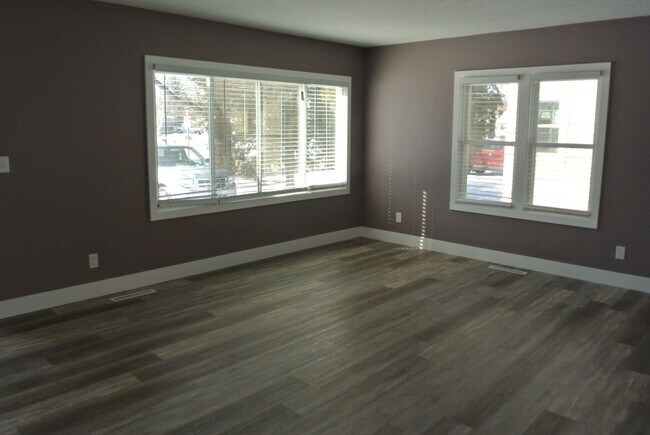 Building Photo - 3 Bedroom House!
