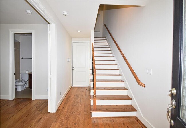 Building Photo - 9443 Fannin St