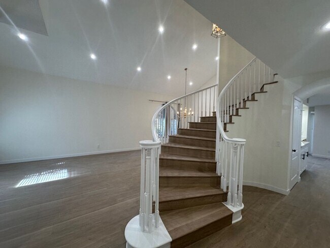 Foto del edificio - Stunning gated executive home completely redone
