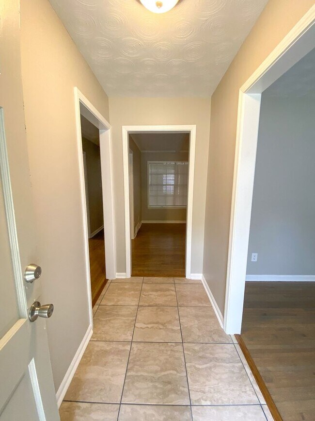 Foto del edificio - Large 3 bed, 2 bath home near Raines and I...