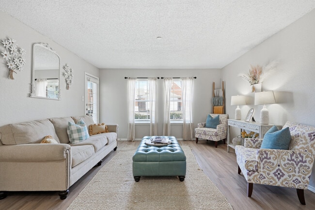 1BD, 1BA - 674SF - Living Room - Windhaven Park