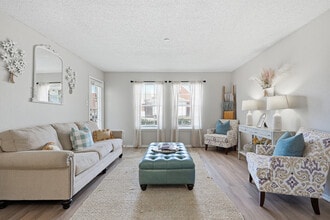 1BD, 1BA - 674SF - Living Room - Windhaven Park