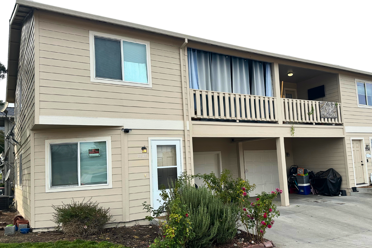 Primary Photo - 3 bedroom 2 1/2 bath, 1245 sq. ft., townho...