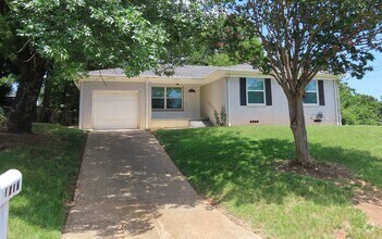 Building Photo - 1407 Goliad St