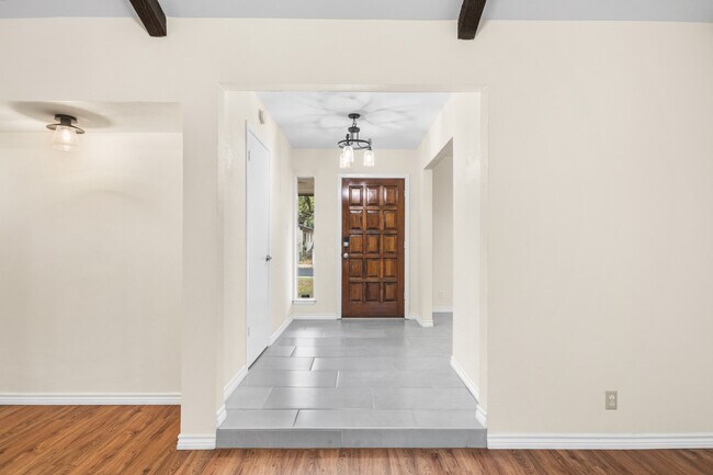 Foto del edificio - 8310 Watch Tower St