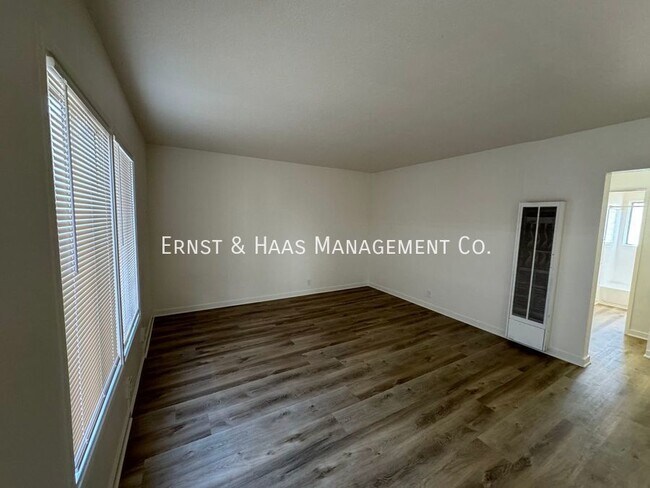 Building Photo - Completely Remodeled 2 Bedroom Apartment!