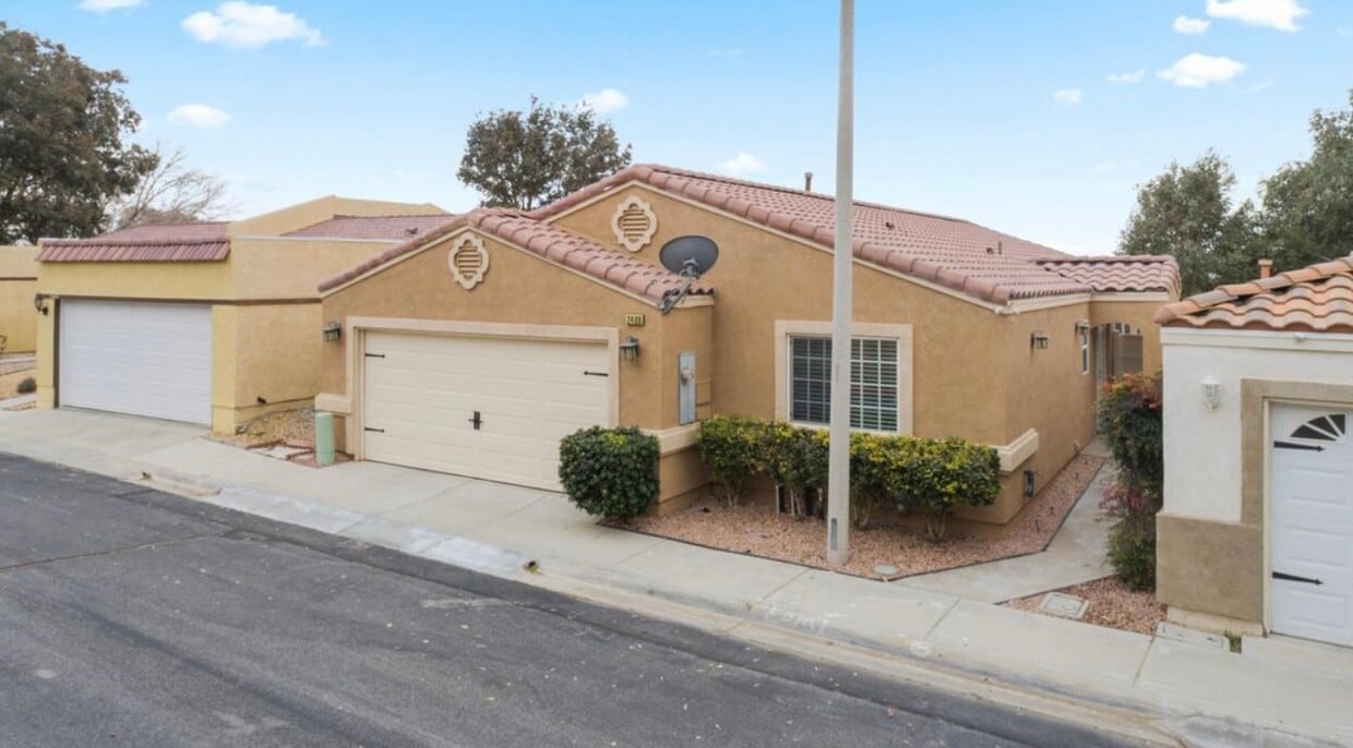 Primary Photo - 2408 W Valley Vis