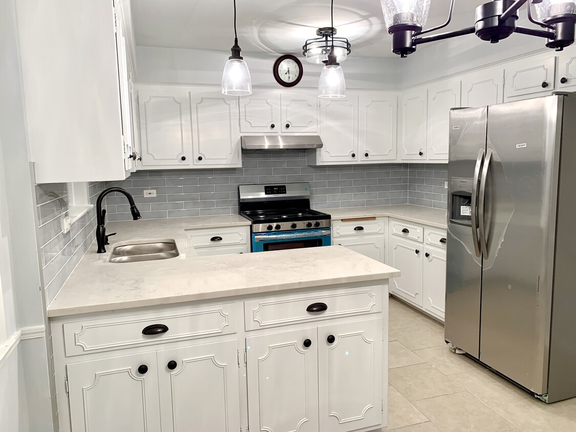 Beautiful Kitchen - 6828 N Northwest Hwy