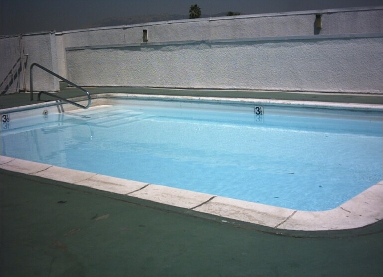 Piscina - Essex Suites Apartments