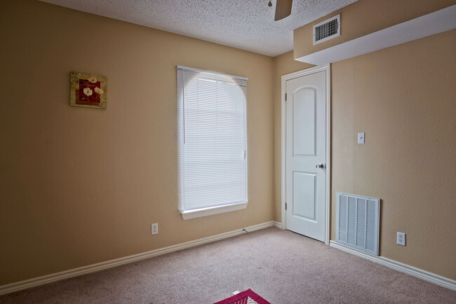 Building Photo - 1811 Lawndale Ave