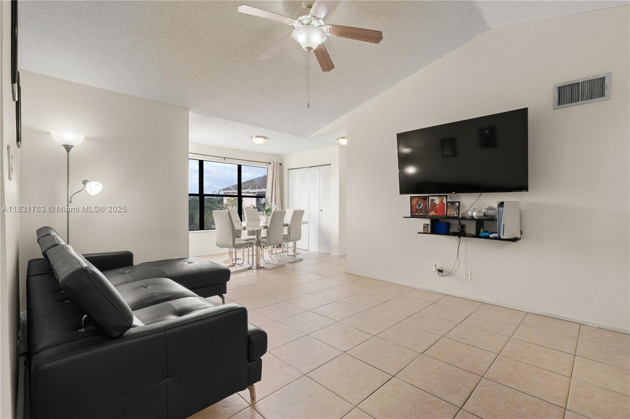 Primary Photo - 2866 S University Dr