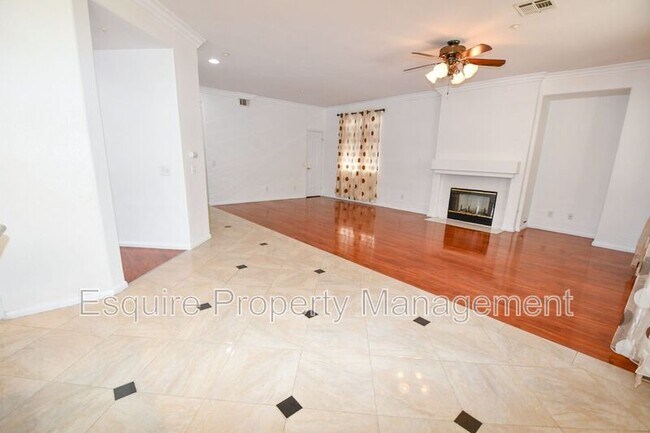 Building Photo - 512 Bolsa Way