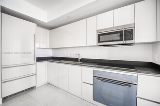 Building Photo - 1010 Brickell Ave