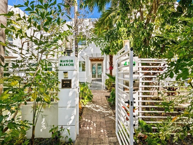 Building Photo - 450 Victoria Terrace