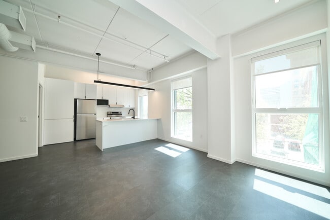 Building Photo - 127 Bannatyne Av