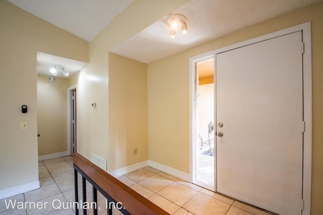 Building Photo - 3 br, 2 bath House - 6242 Sandcrest Circle