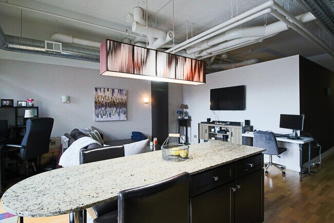 Foto del edificio - 565 W Quincy St