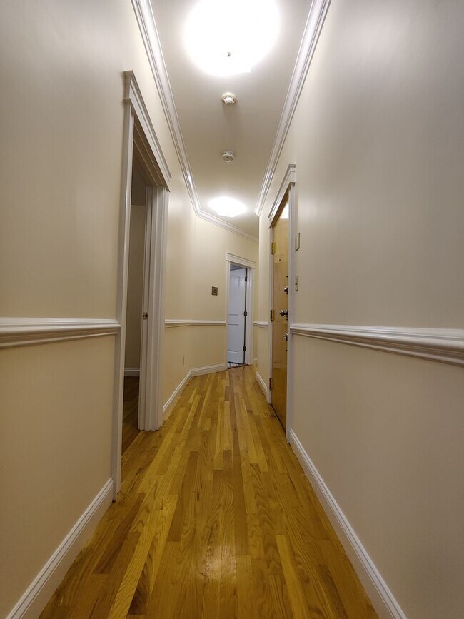 Foto del edificio - No Brokers Fee, No Security Deposit, Steps from the T Stop, Heat, Hot Water Included, Laundry is ...