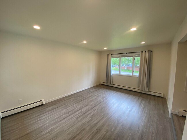 Building Photo - A 3 bed, 2.5 bath home that has been meticulously well kept!