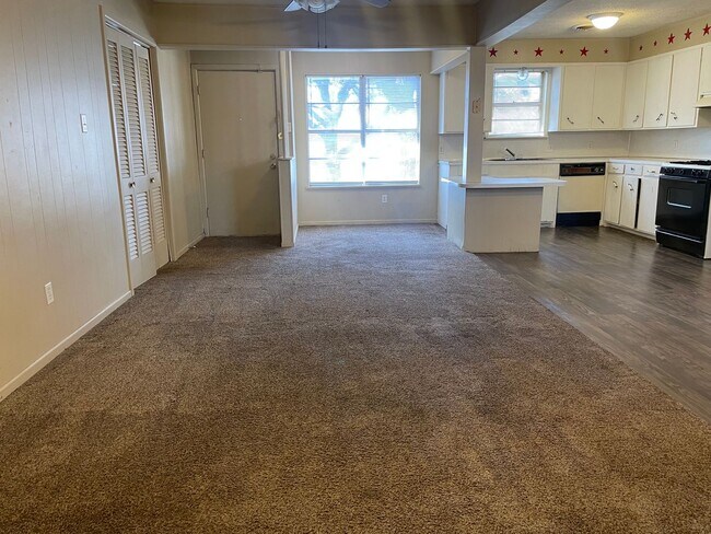 Building Photo - Three Bedroom with a Bonus Room