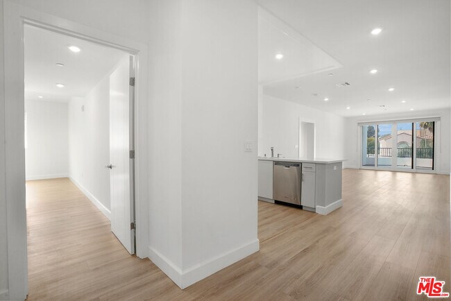 Foto del edificio - 1832 S Barrington Ave