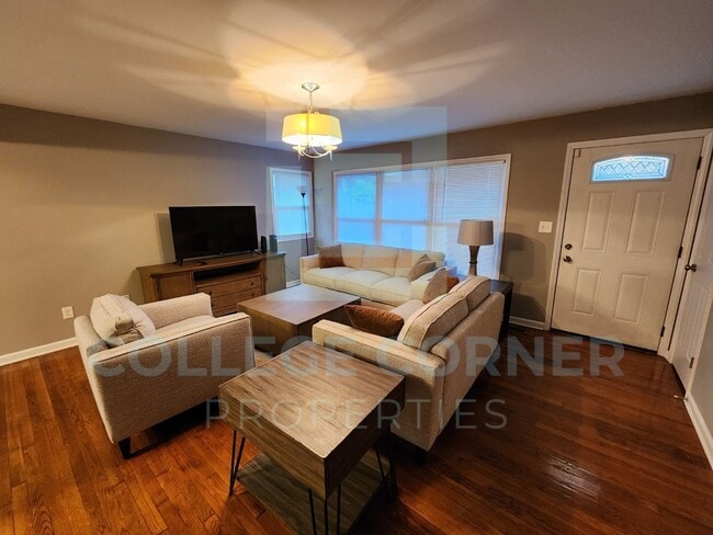 Building Photo - 1212 Brookwood Dr