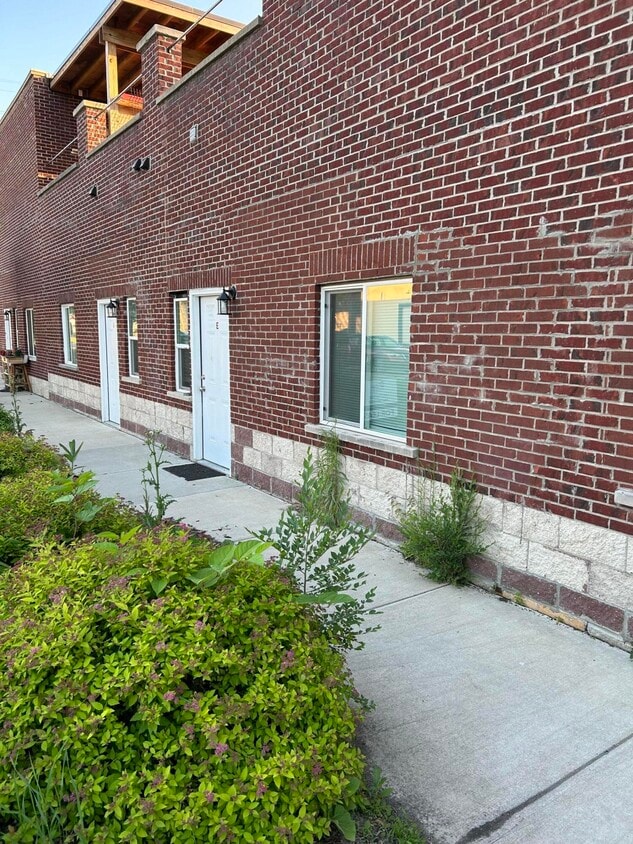 201 N Park St Unit F, Ypsilanti, MI 48198 Room for Rent in Ypsilanti