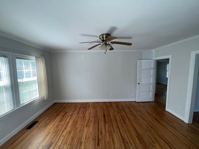 Building Photo - 2 Bedroom House with Large Bonus Room