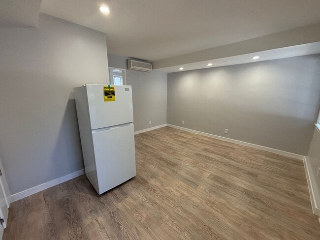 Building Photo - Studio Apartment - Parking included-Open House Tuesday at 5pm