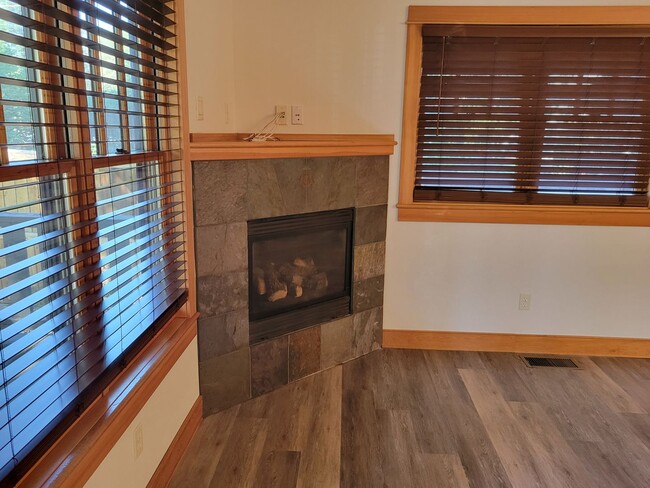 Foto del edificio - Large 4 bedroom westside home