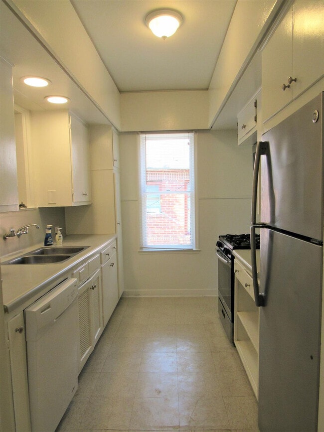 Building Photo - 454 Bailey Ave